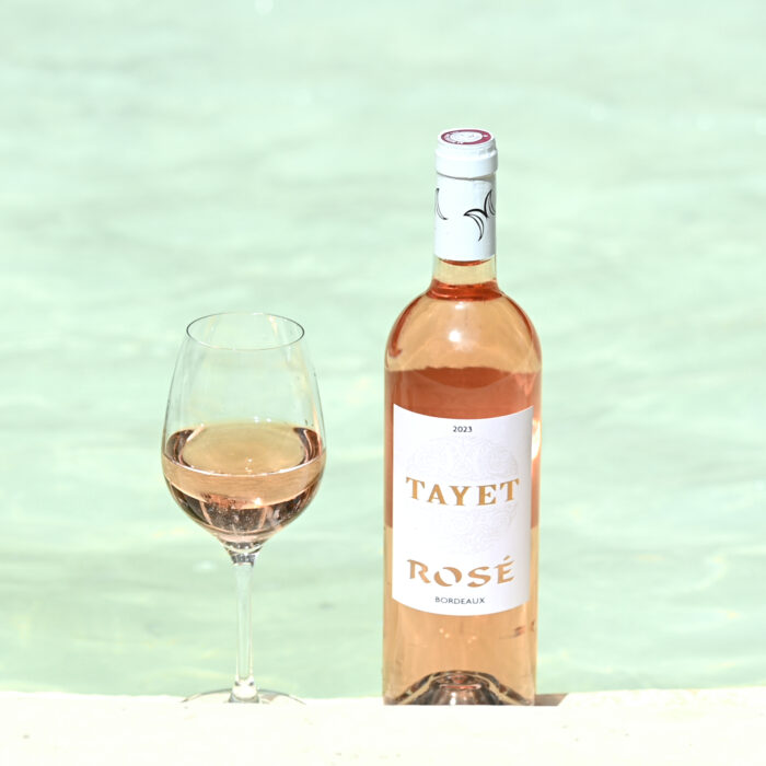 Vin rosé Tayet 2023 devant l'eau