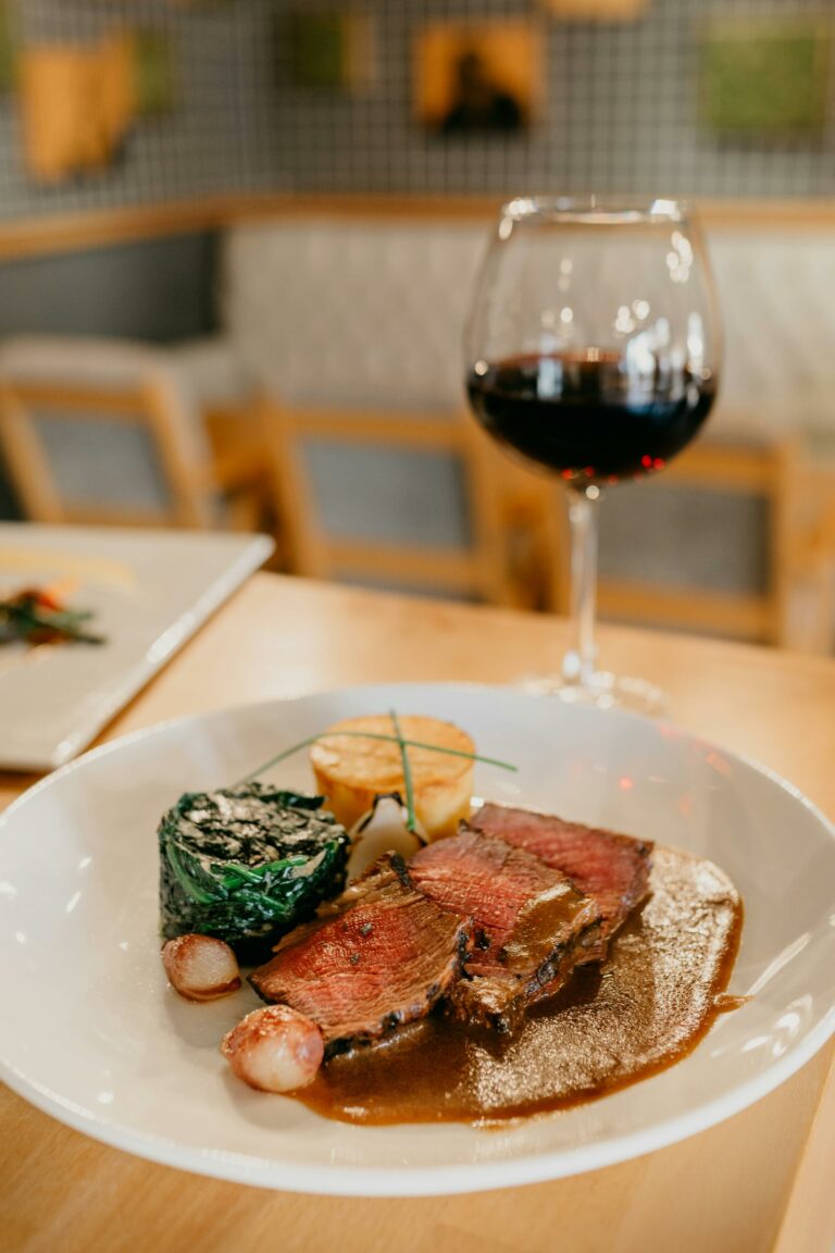 plat de boeuf et verre de vin rouge